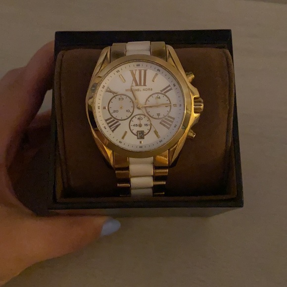 Micheal Kors Watch GREAT CONDITION Comes w/ link - Picture 2 of 3